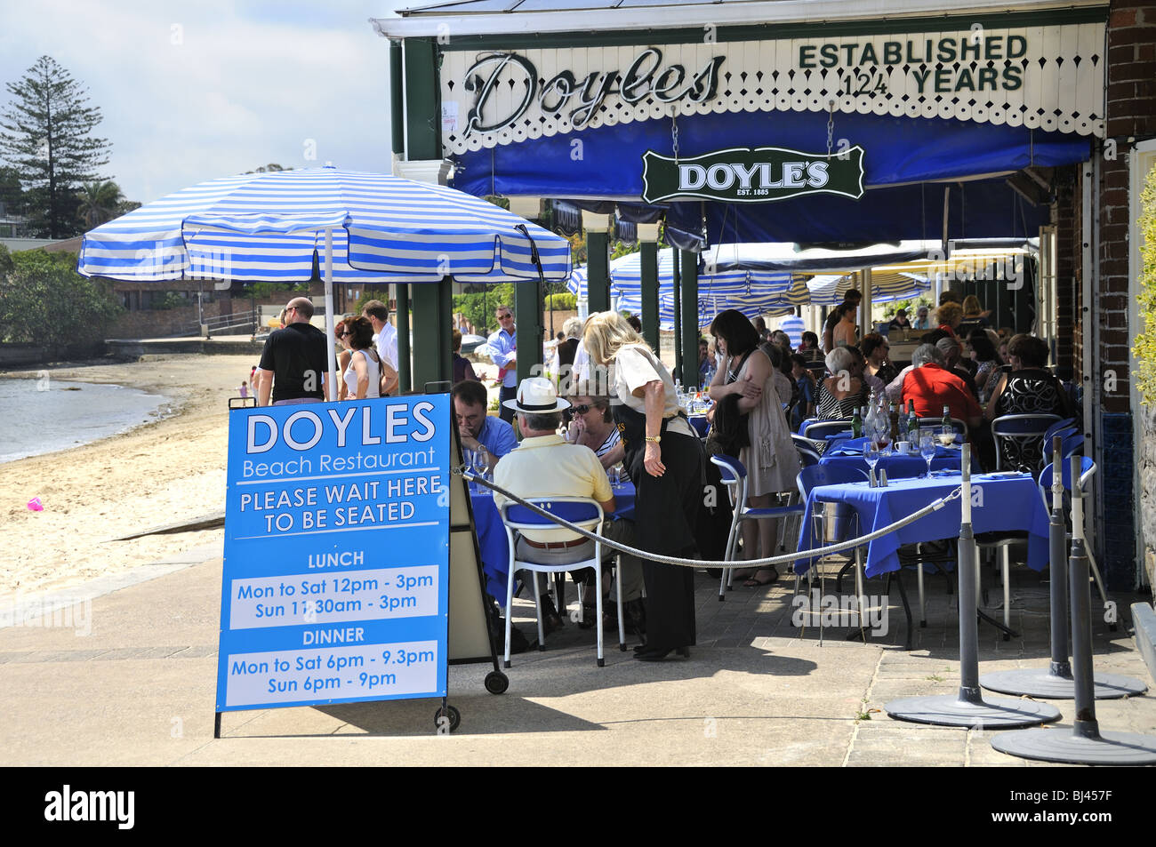 Mittagspause in Doyles auf der Strand, Watsons Bay, Sydney, Australien Stockfoto