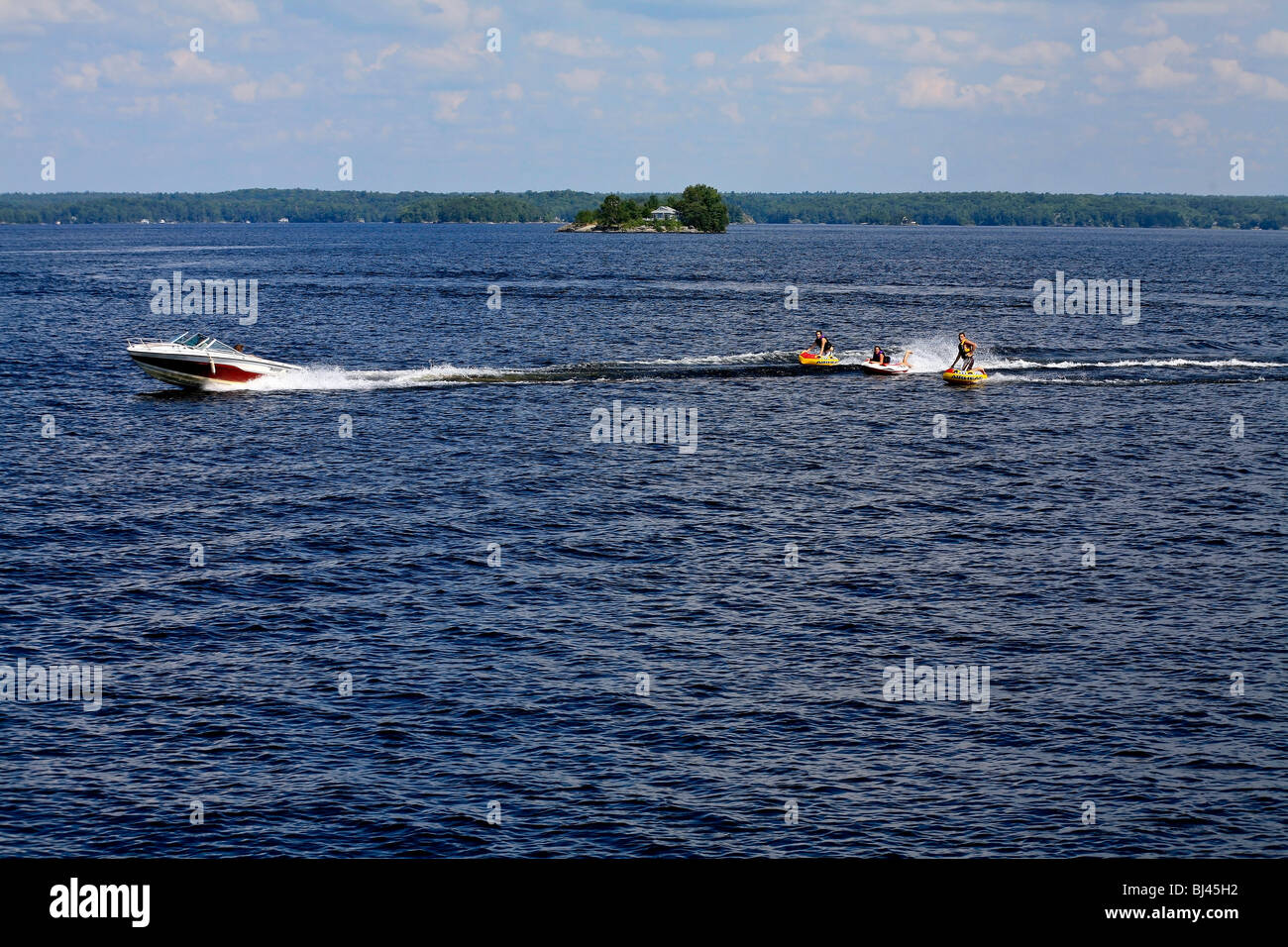 Schläuche im Ferienhaus Land im Sommer auf Lake Muskoka in Gravenhurst, Ontario; Kanada Stockfoto