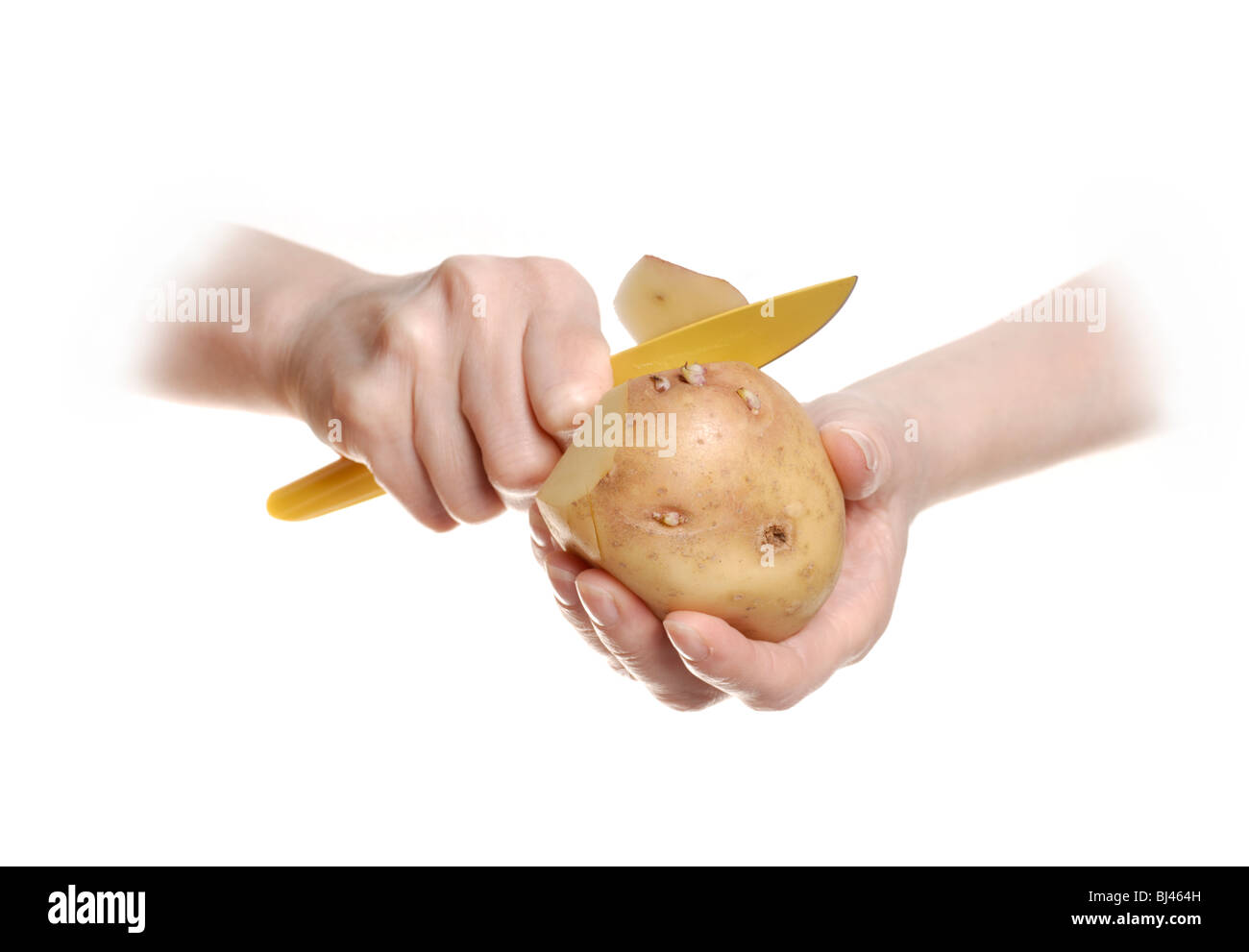 Eine Kartoffel schälen Stockfoto