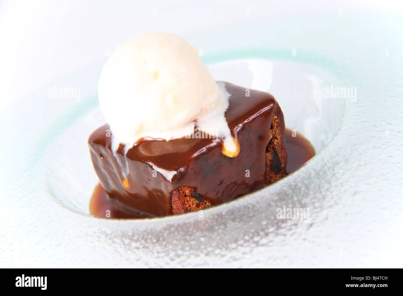 Sticky Toffee Pudding mit Schokoladensauce und Eis Stockfoto