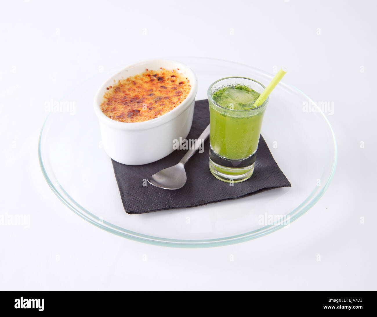 Crème Brûlée mit Mojito Cocktail Stockfoto