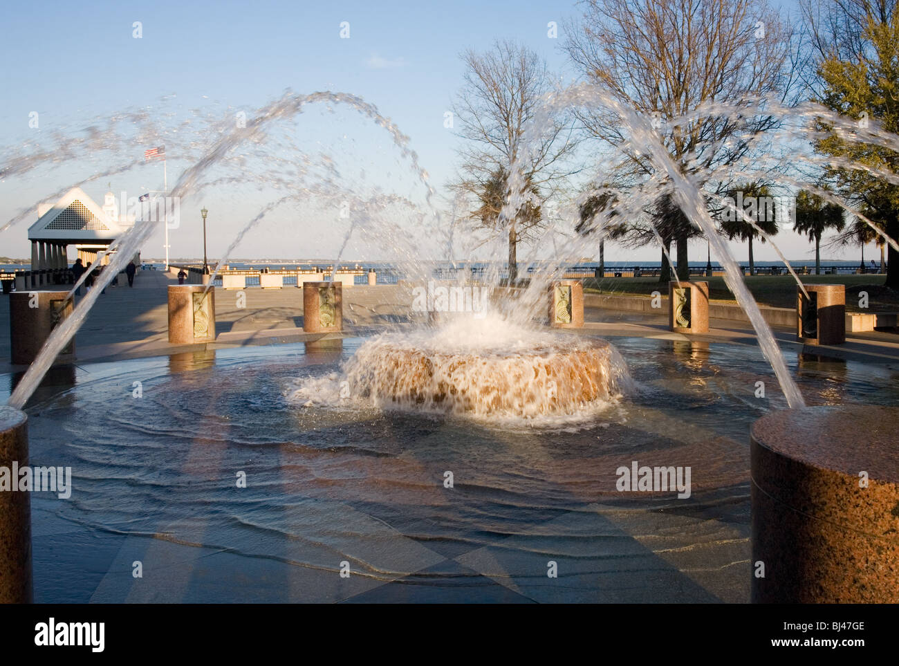 Brunnen im Park am Wasser entlang Charleston Bucht in Charleston South Carolina im Frühjahr Stockfoto