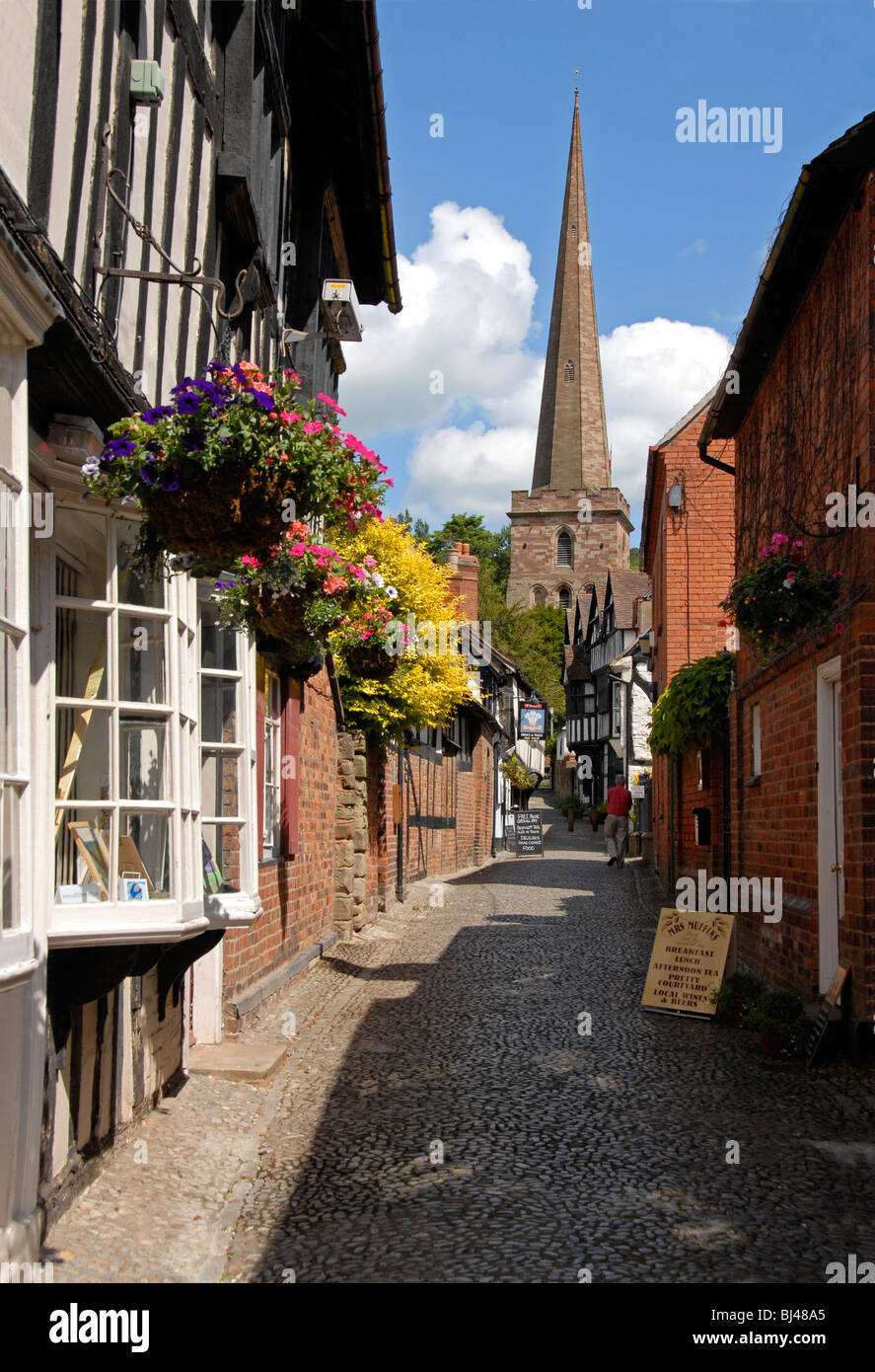 Die Church Lane, Ledbury, mit Pfarrkirche am Ende Stockfoto