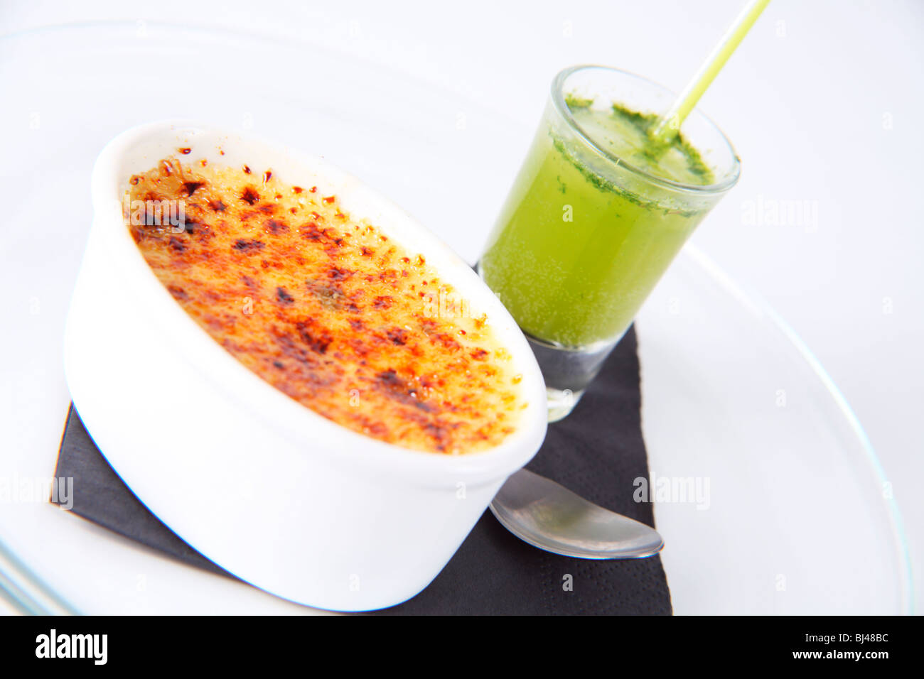 Crème Brûlée mit Mojito Cocktail Stockfoto