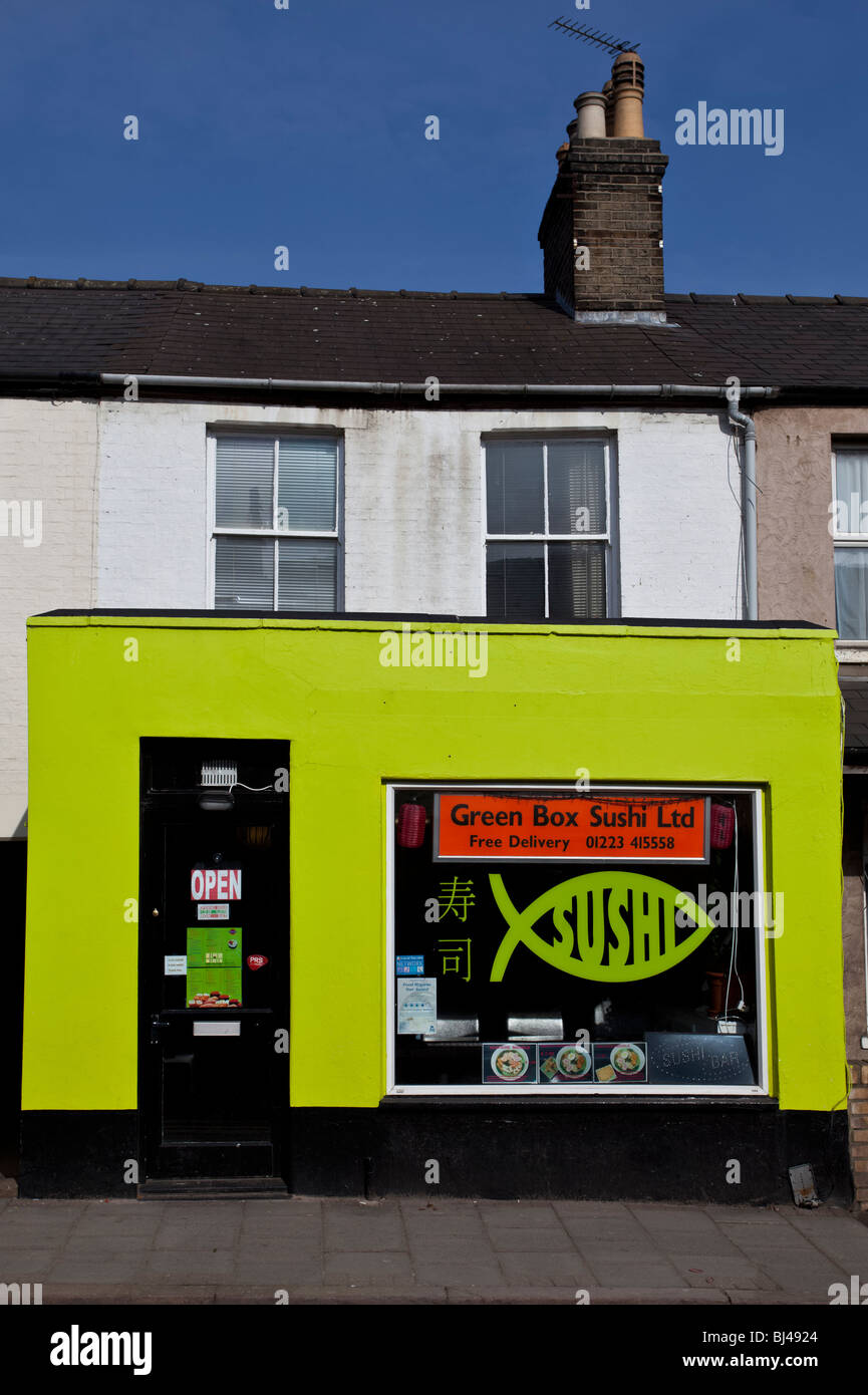 Ein Sushi zum Mitnehmen/Lieferspeicher in Mill Road, Cambridge Stockfoto
