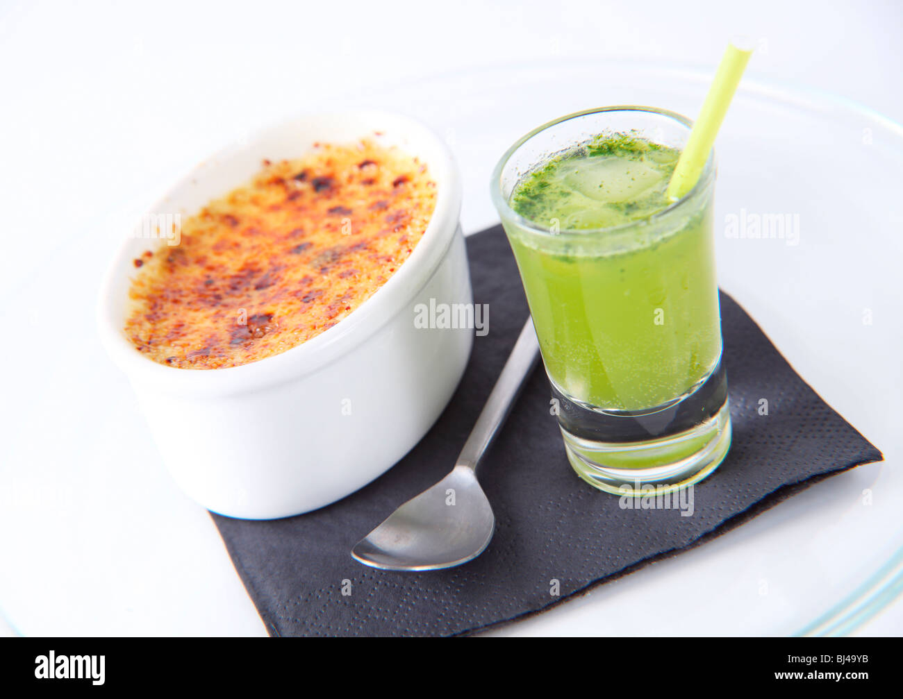Crème Brûlée mit Mojito Cocktail Stockfoto