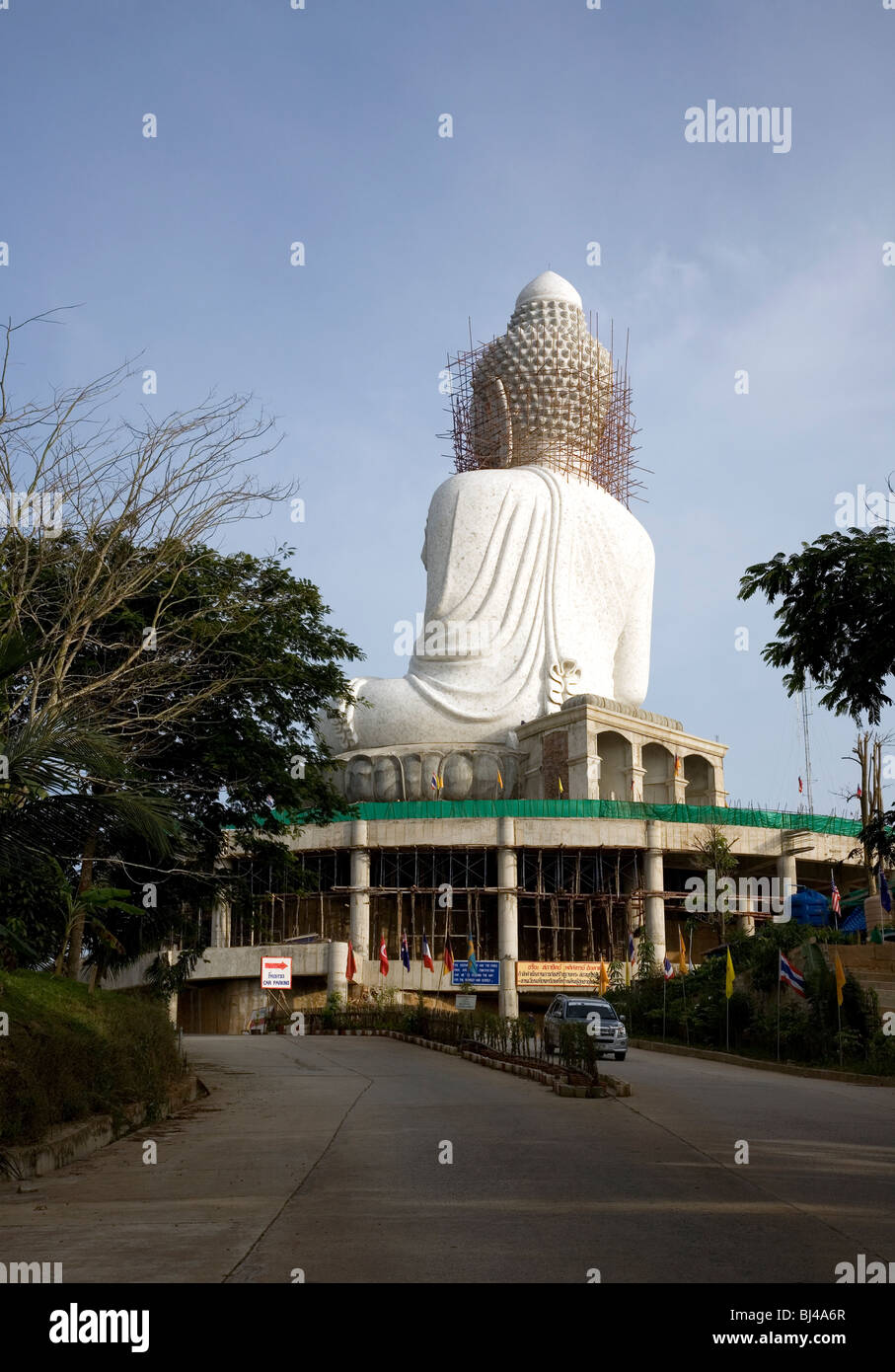 Große weiße Buddha auf dem Hügel in Phuket Stockfoto