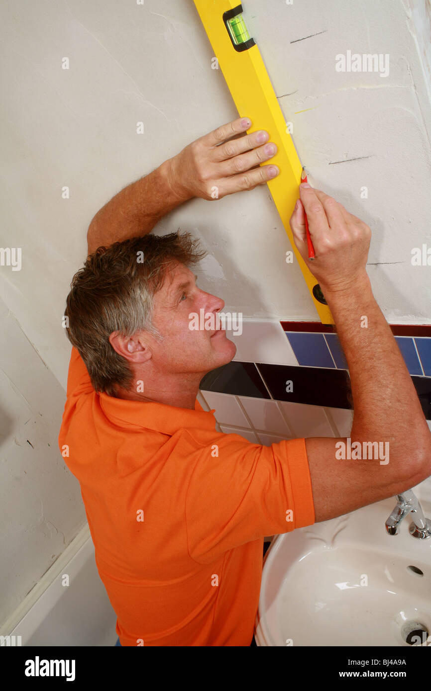 Innenarchitekt bei der Arbeit mit einer Wasserwaage Stockfoto