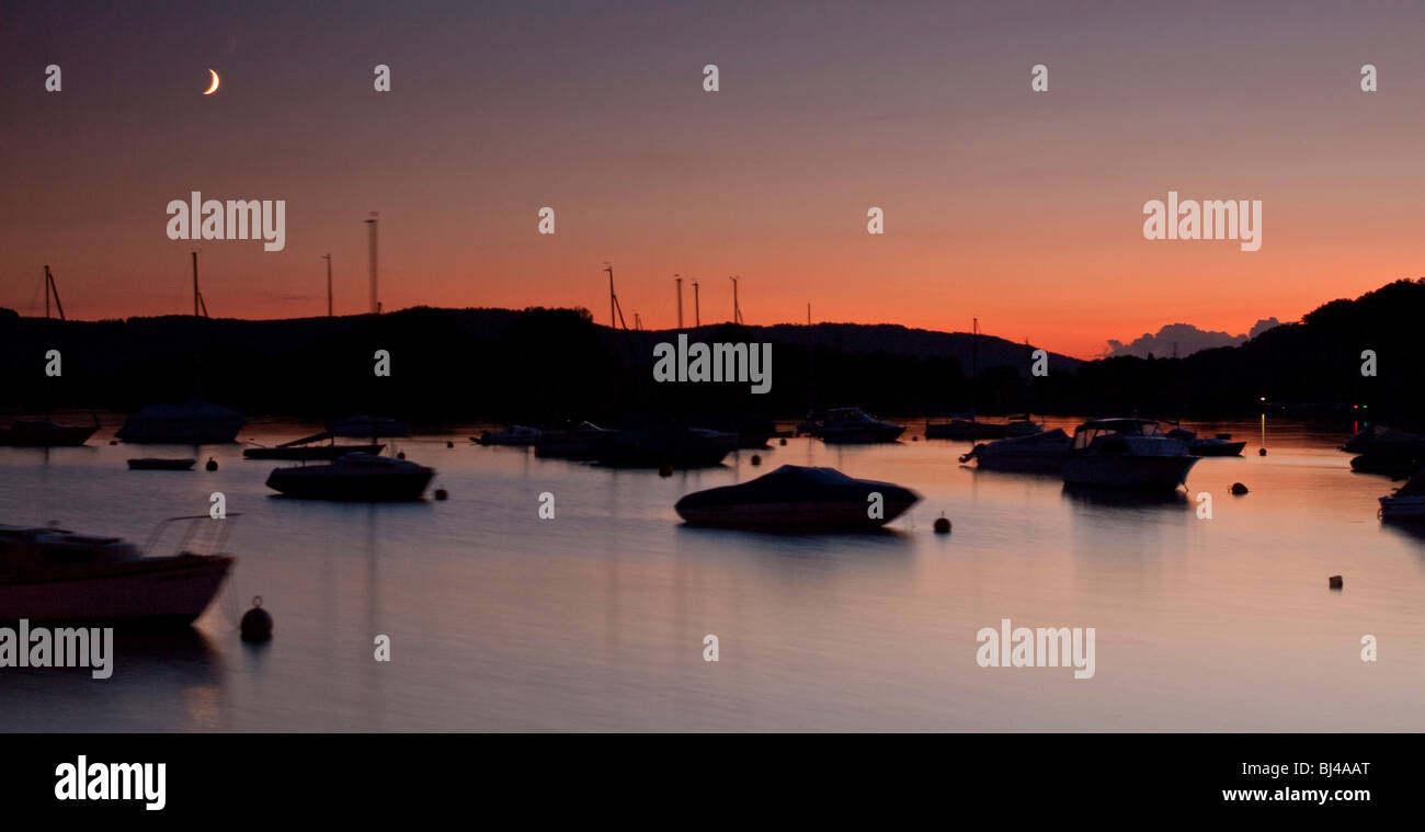 Sonnenuntergang über dem Bojenfeld von Bodman-Ludwigshafen mit Mond, Ueberlingersee See, Bodensee, Ludwigshafen, Baden-Wuerttemb Stockfoto