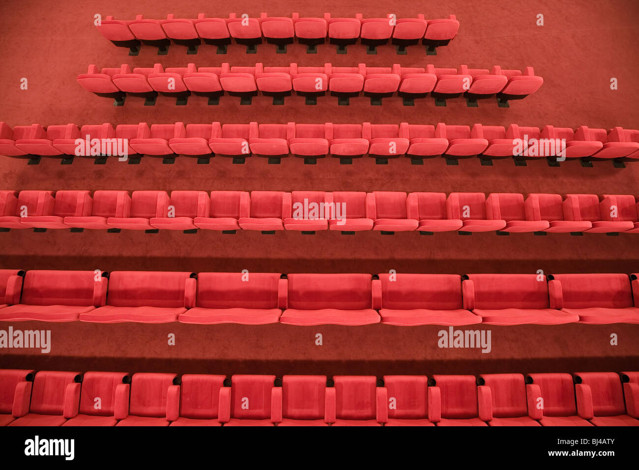 Leeren Kinosaal mit roten Stühlen und Sofa. Stockfoto