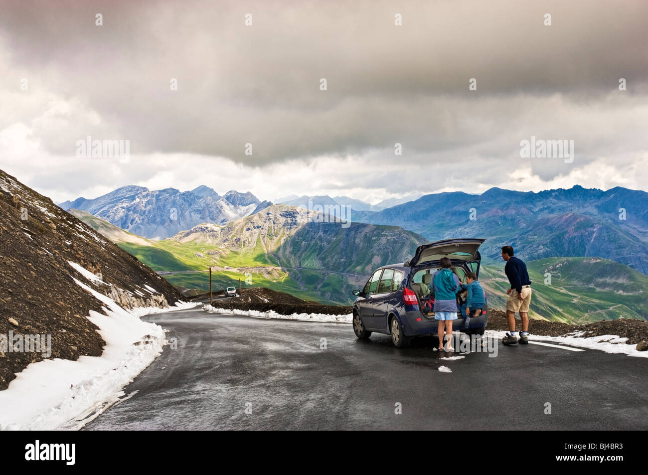 Familie und Auto auf einer Reise, die auf dem Gipfel des Col de la Bonette Straße, Alpes Maritimes, Frankreich Stockfoto