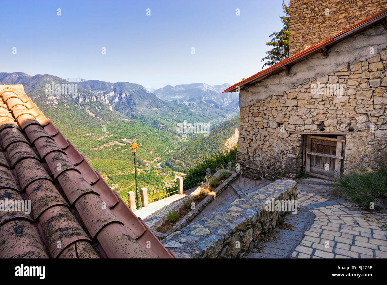Blick auf das Tal der Tinée vom Hügel Dorf von Bairols, Alpes Maritimes, Provence, Frankreich - französische Alpen Sommer Stockfoto