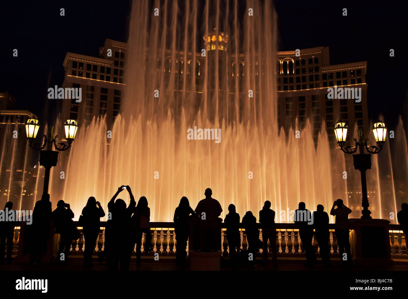 Touristen genießen die berühmten Brunnen von Bellagio, Las Vegas, Nevada Stockfoto