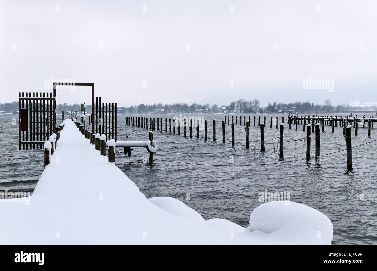 Schneebedeckte Pier am Chiemsee, Chiemgau, Oberbayern-Deutschland Stockfoto