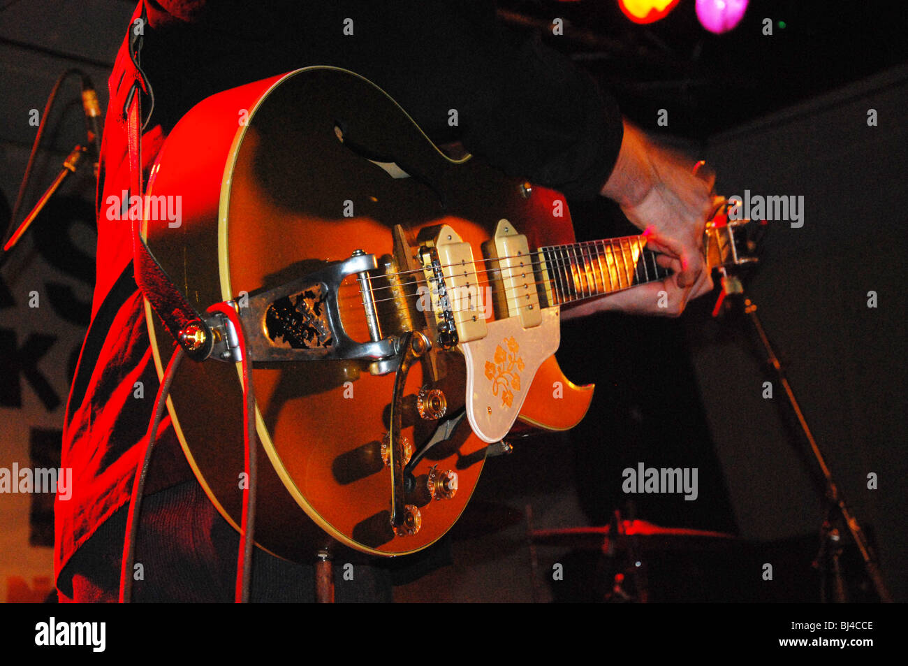 Gitarrist halbakustische Gibson ES 295 Gitarre spielen Stockfoto Gitarrist halbakustische Gibson ES 295 Gitarre spielen Stockfoto