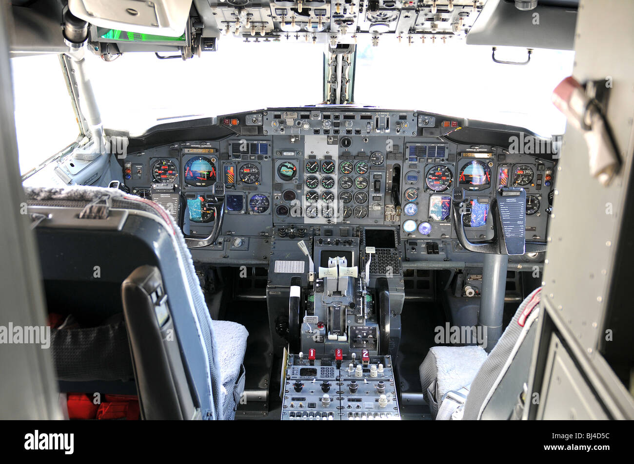 Erste kommerzielle Fluggesellschaft Cockpit zeigt die Instrumente Stockfoto