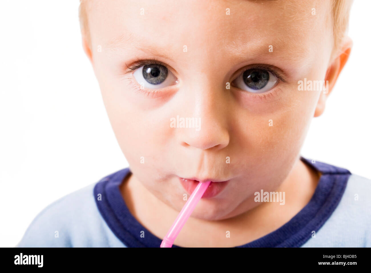 Kind trinkt auf weißem Hintergrund Stockfoto