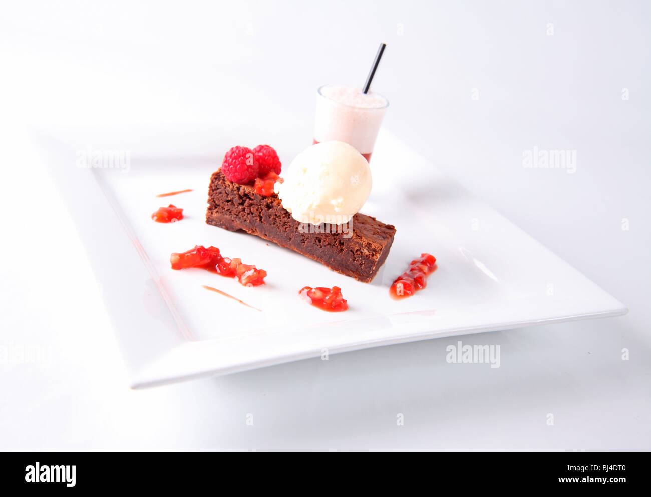Schokoladenbrownie mit Erdbeer Milchshake und Granatapfelkernen Stockfoto
