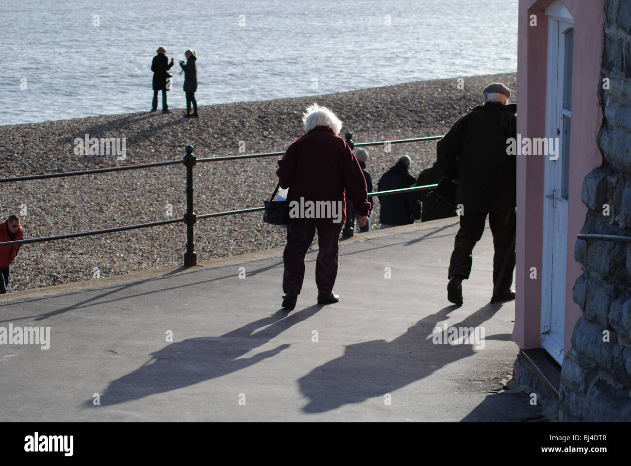 Älteres Ehepaar zu Fuß entlang der Marine Parada, Lyme Regis, Dorset, England Stockfoto