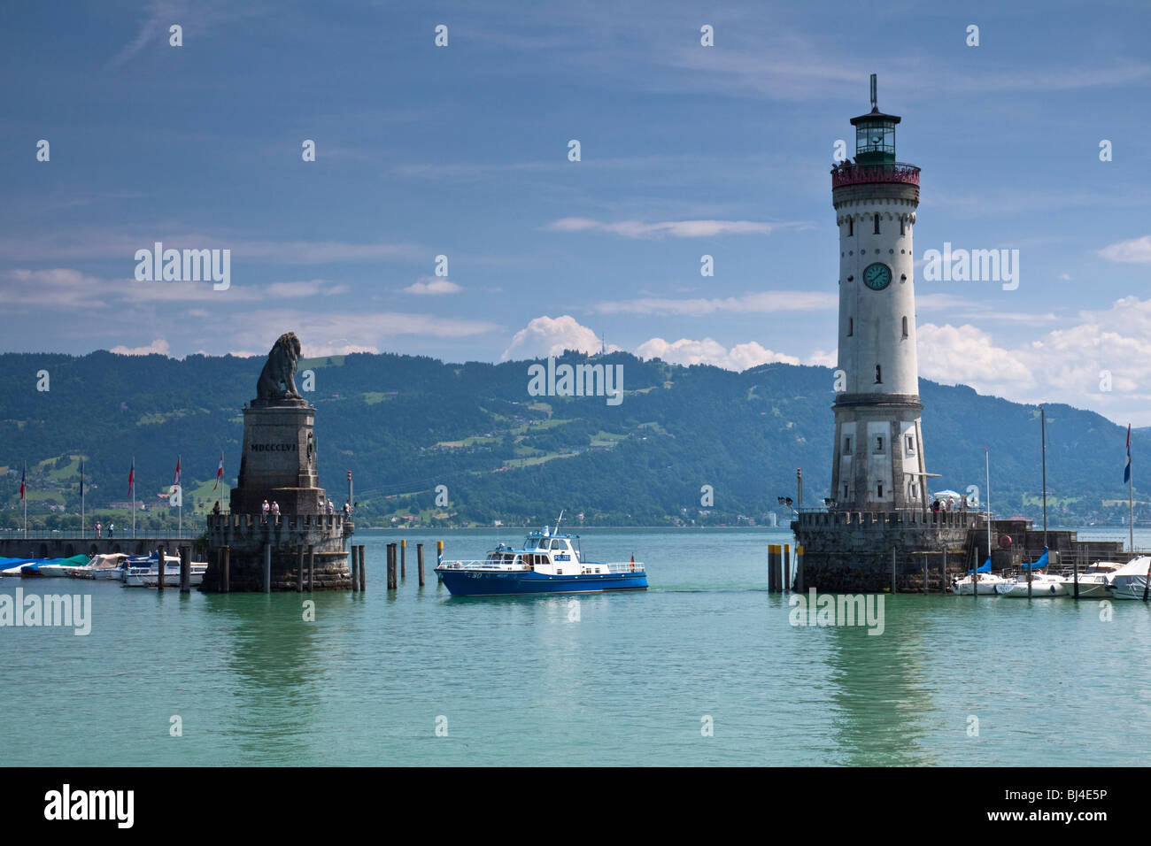 Hafeneinfahrt von Lindau am Bodensee mit dem bayerischen Löwen und dem Leuchtturm, mit einem Boot der Wasserpolizei, schauend Stockfoto