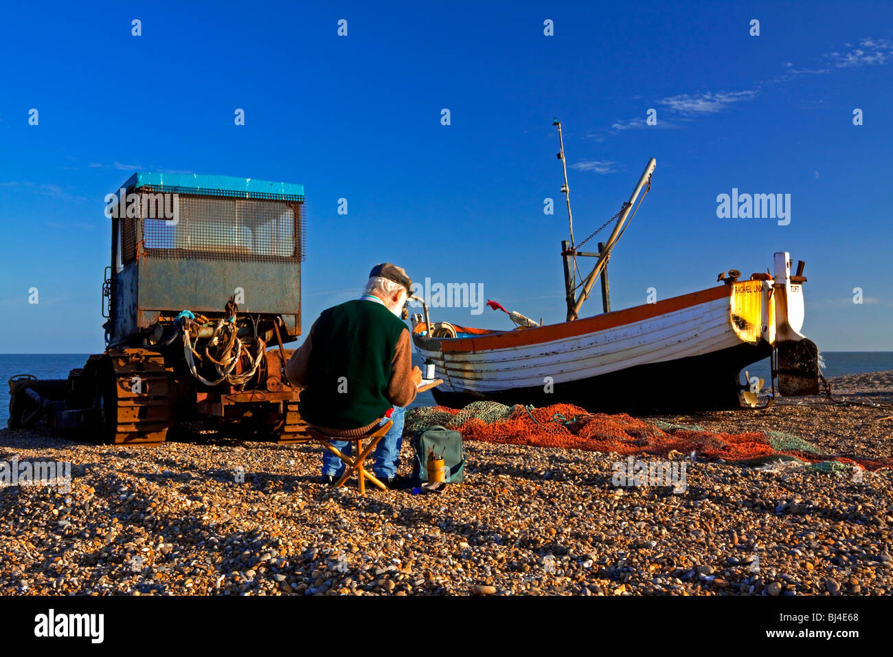 Künstler malen Fischerboot am Strand von Aldeburgh ein Fischerdorf in Suffolk East Anglia England UK Stockfoto