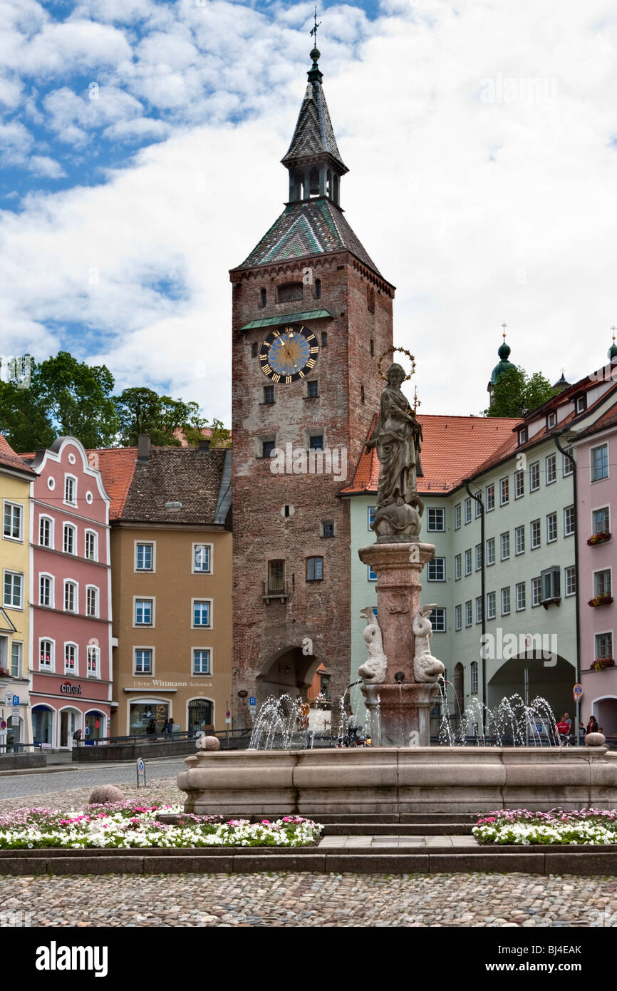 Altes Stadttor, Uhrturm und alten Stadttor, Hauptplatz, Landsberg am Lech, Bayern, Deutschland. Stockfoto