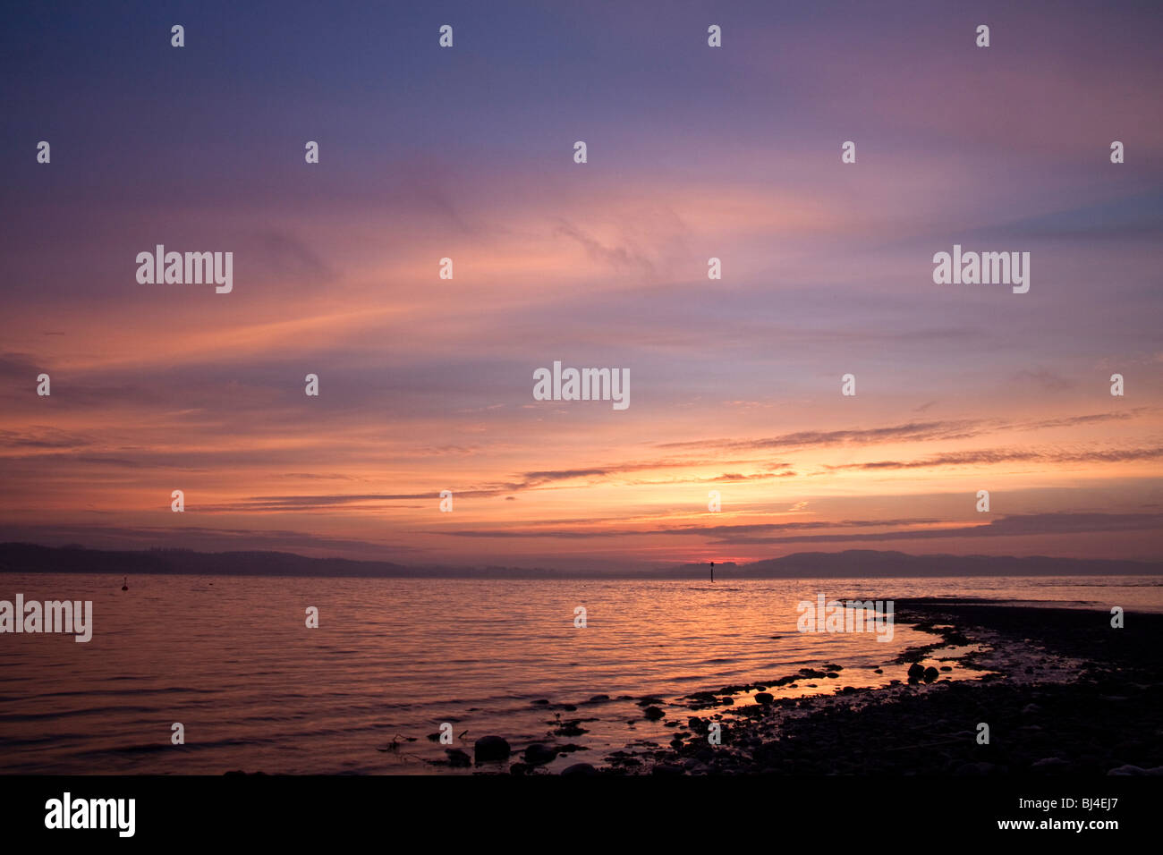 Sonnenaufgang am Horn schwimmt auf dem Bodensee, Blick in Richtung Unteruhldingen, Dingelsdorf, Konstanz, Baden-Württemberg, Deutschland Stockfoto