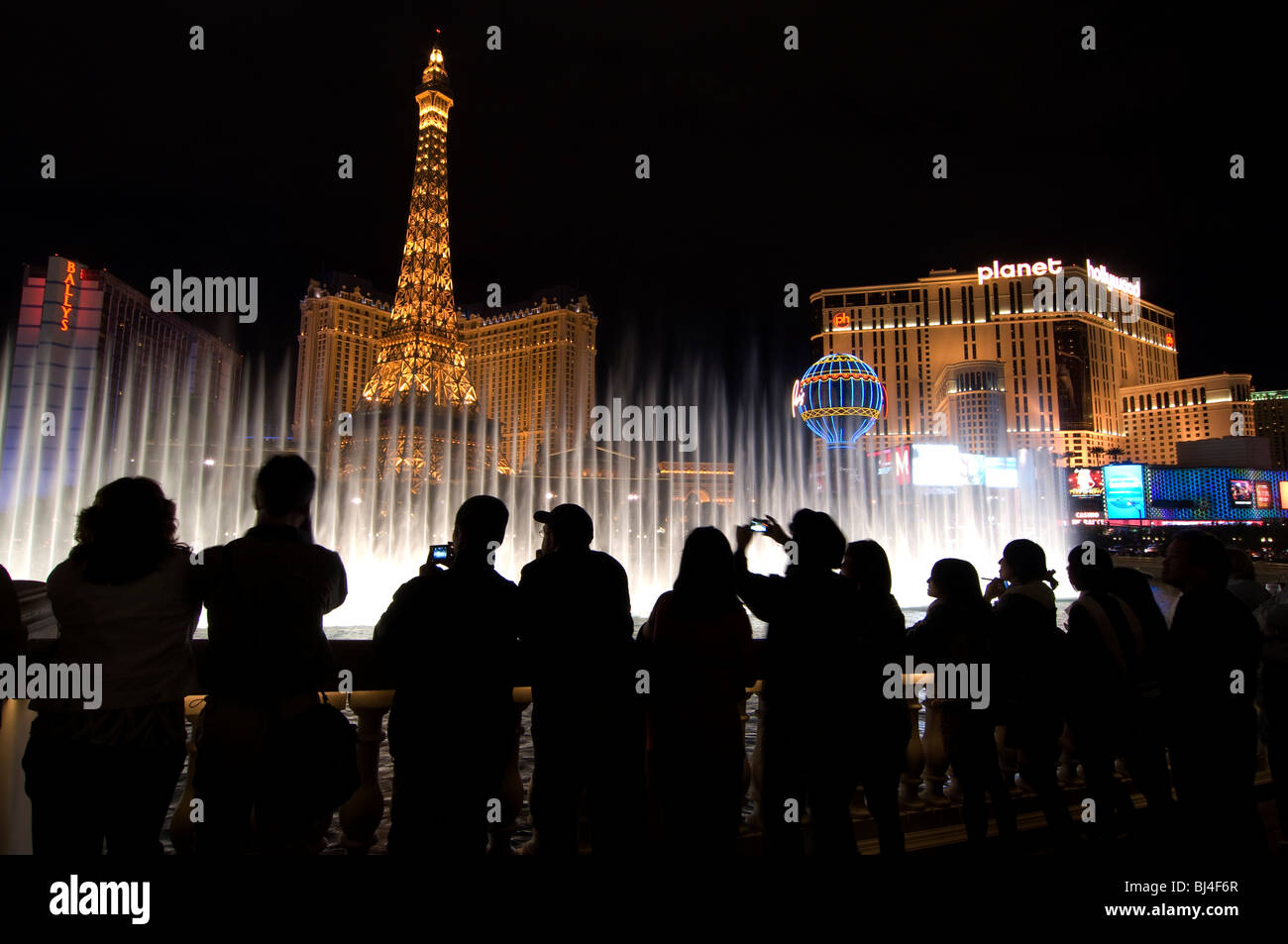 Touristen genießen die berühmten Brunnen von Bellagio, Las Vegas, Nevada Stockfoto