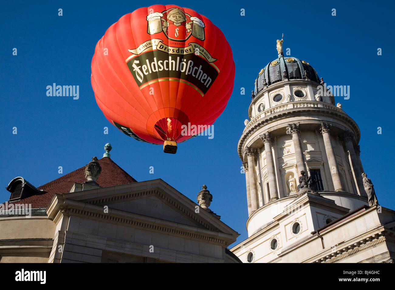 Feldschlasschen-Heißluft-Ballon über den Wipfeln der Gebäude in Berlin, Deutschland Stockfoto