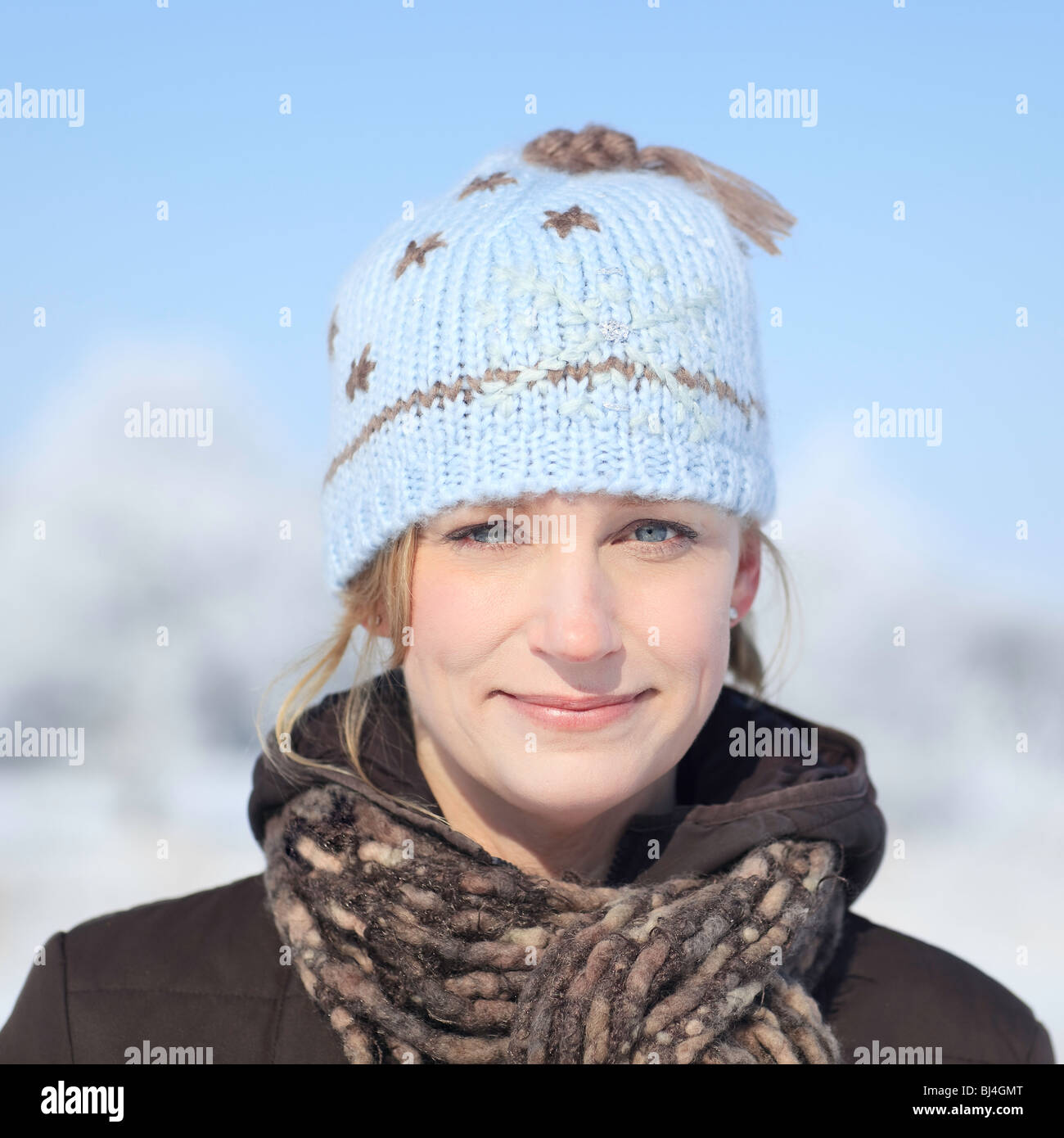 Porträt einer Frau an einem frostigen Wintertag.  Stör Creek, Winnipeg, Manitoba, Kanada. Stockfoto