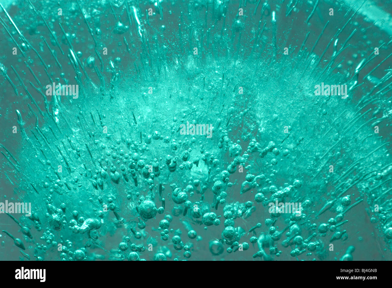 Eis mit Luftblasen der Luft abstrakte Licht grün blau Makro Hintergrundtextur Stockfoto
