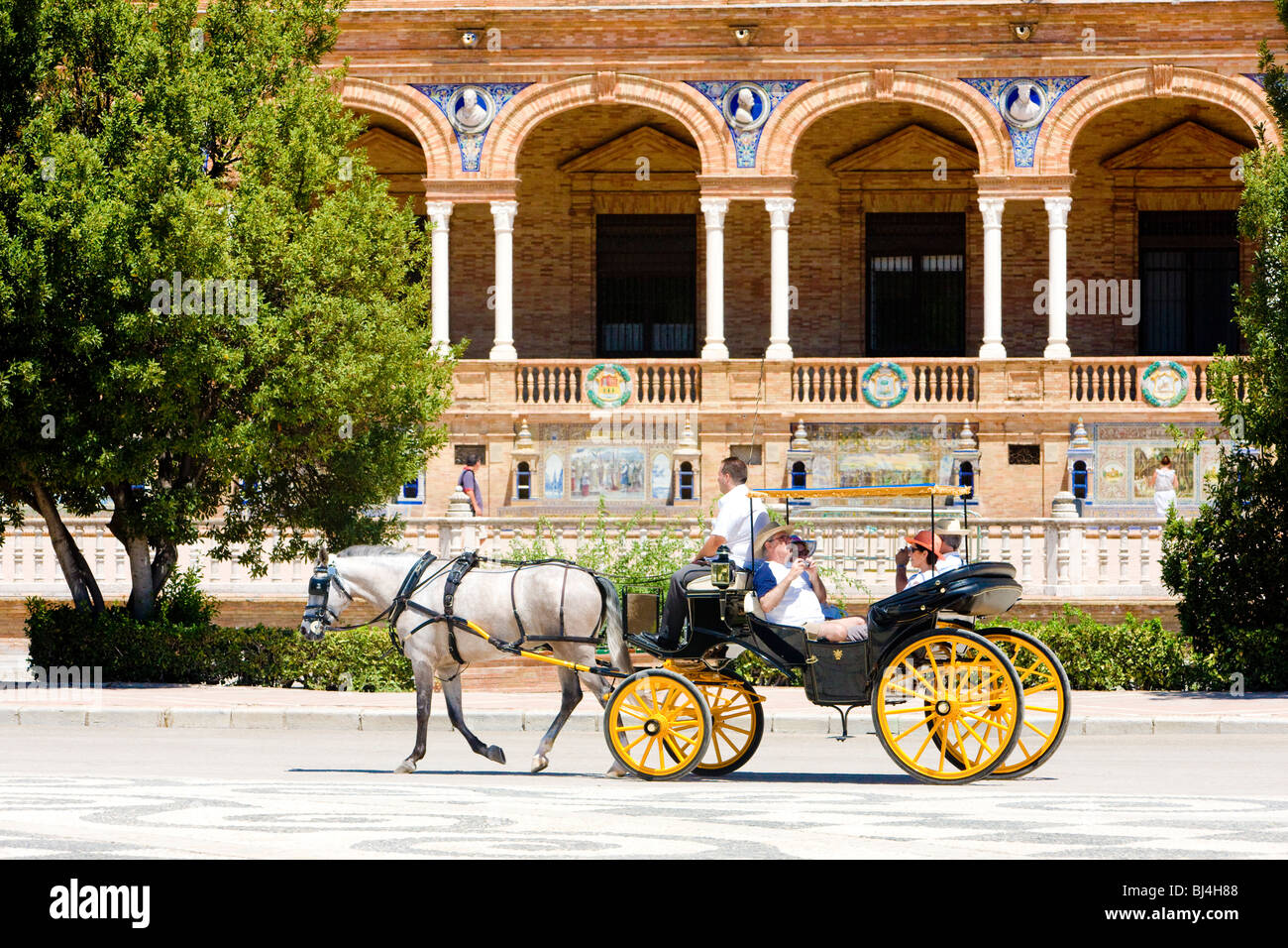 Wagen mit Touristen am spanischen Platz (Plaza de Espana), Sevilla, Andalusien, Spanien Stockfoto