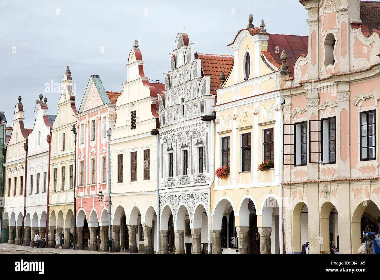 Fassade der Stadt beherbergt mit Arkaden auf dem Platz in Telc, Böhmen - Tschechien. UNESCO geschützten Kulturerbes. Stockfoto