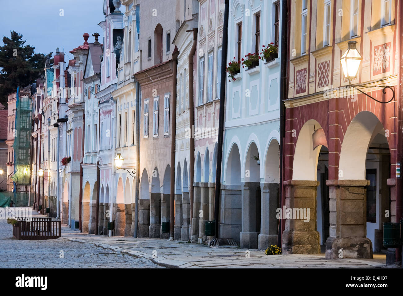 Beleuchtete Stadt Häuser mit Arcade auf dem Platz in Telc, Böhmen - Tschechien, während der Dämmerung. UNESCO geschützten Kulturerbes. Stockfoto