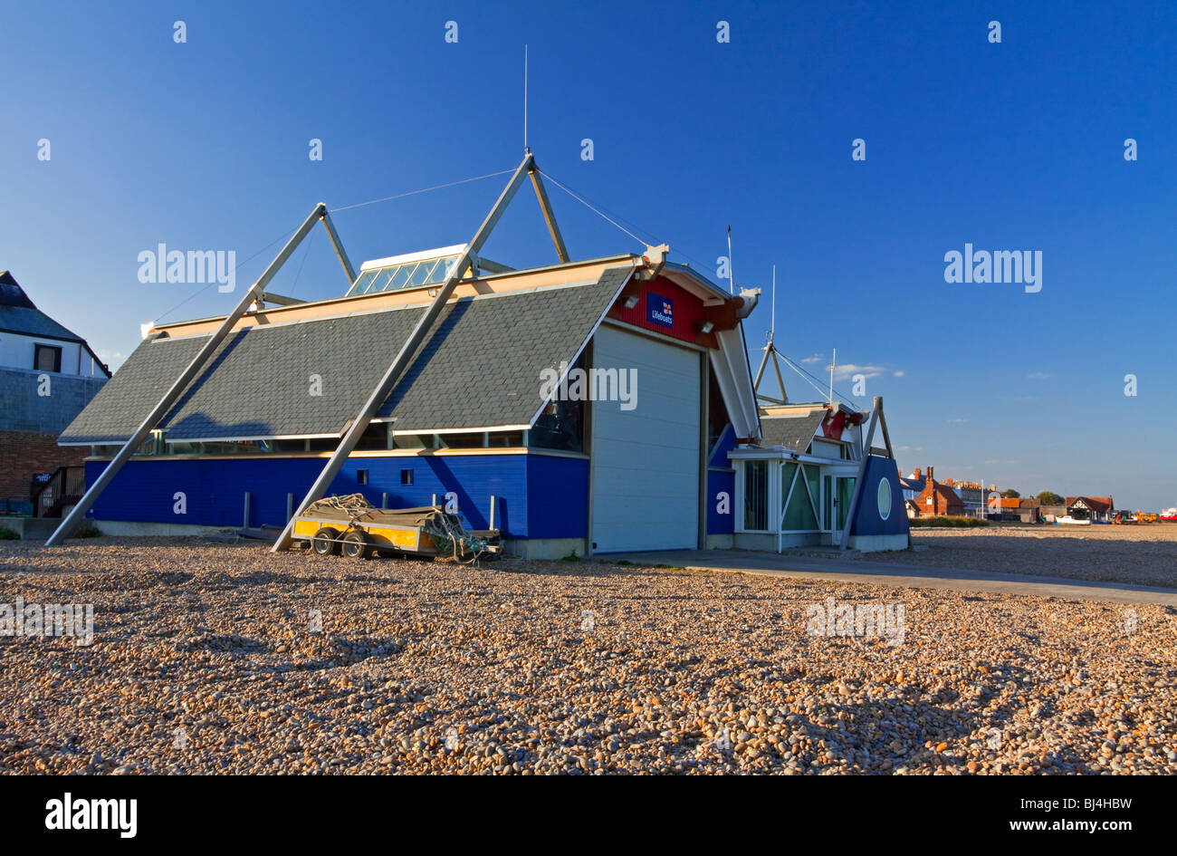 RNLI Lifeboat Station am Strand von Aldeburgh Suffolk East Anglia UK Stockfoto
