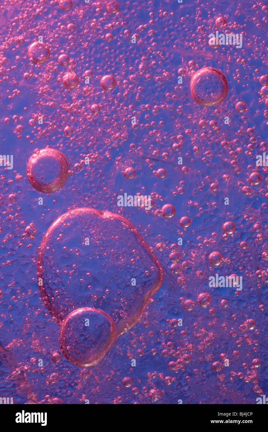 Eis mit Luftblasen der Luft abstrakt lila Makro Hintergrundtextur Stockfoto