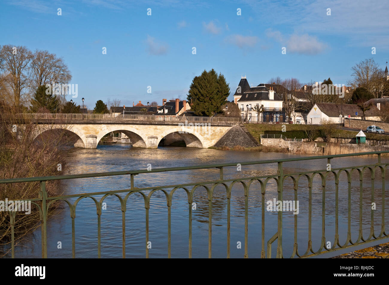 Gewölbte steinerne Brücke über Fluss Claise - Preuilly-Sur-Claise, Frankreich. Stockfoto