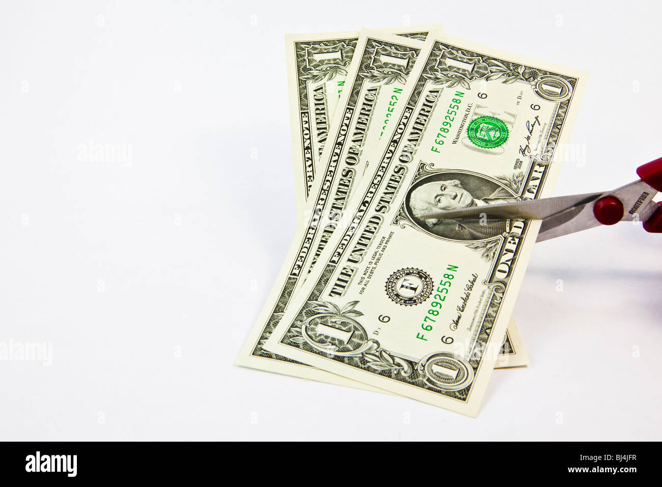 Schere schneiden 1 Dollar-Banknoten symbolisches Bild der Inflation den Wert halbieren Stockfoto