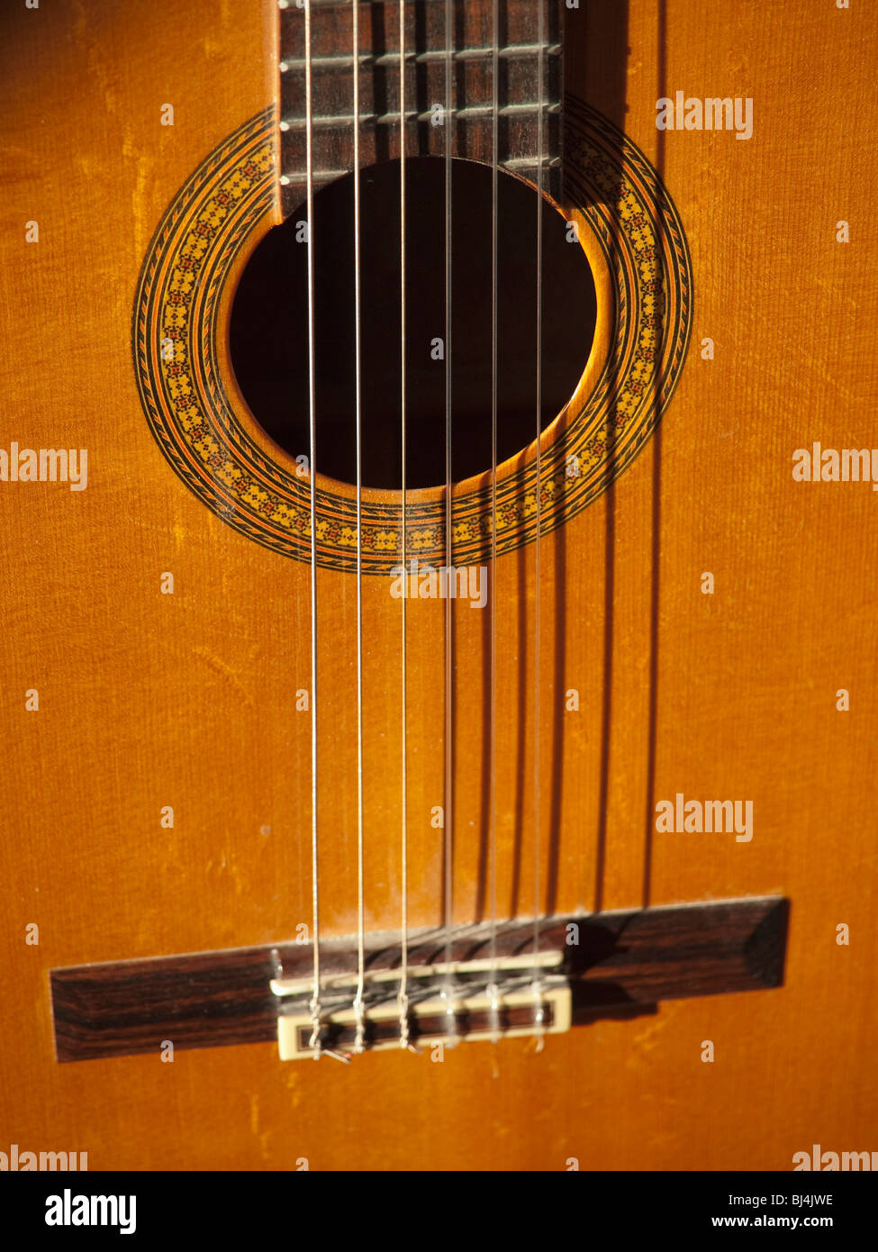 Gitarrensaiten auf spanische Konzertgitarre nylon Stockfotografie - Alamy