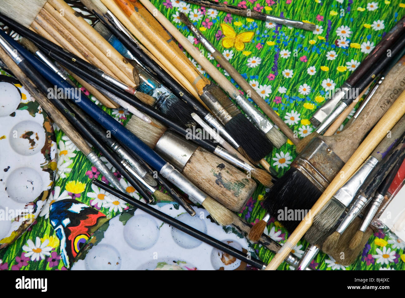Streetart-Künstler Maler Werkzeuge. Pinsel über die Leinwand. München, Deutschland Stockfoto