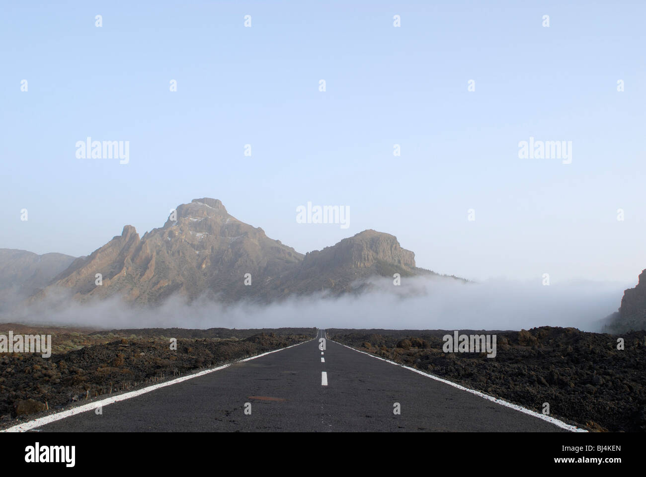 Spanien, Kanarische Inseln, Teneriffa Teide Nationalpark Vulkanlandschaft mit Straße, Berge, Nebel steigt Stockfoto