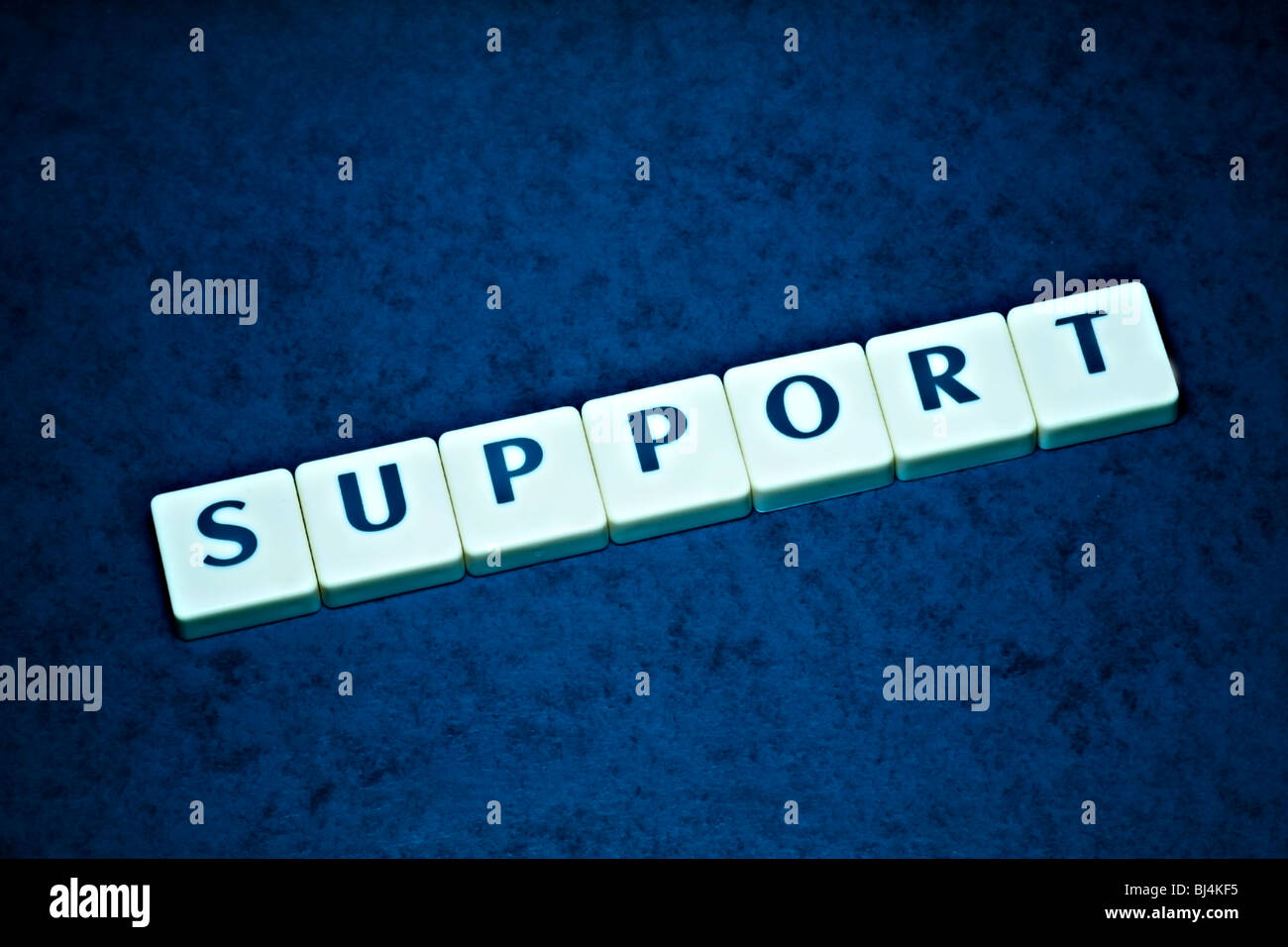 Unterstützungsbriefe auf schönen blauen Hintergrund Stockfoto