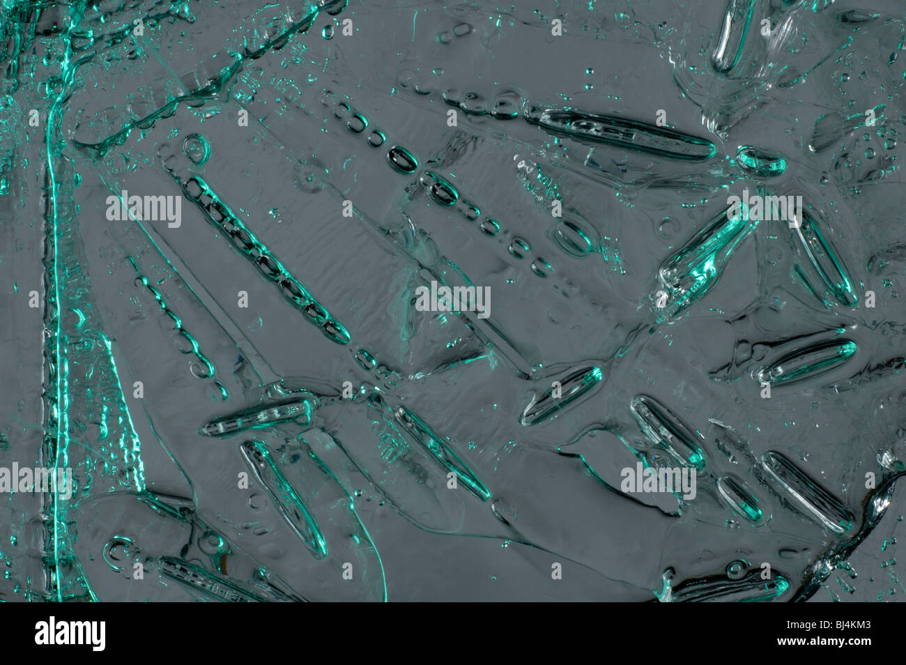 Eis mit Luftblasen der Luft abstrakt Grün Blau Makro Hintergrundtextur Stockfoto