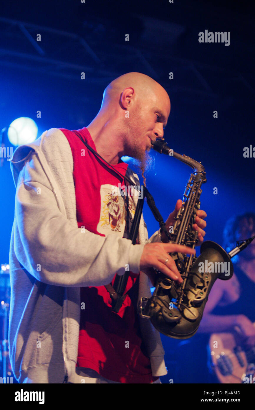 Dave Feusi, Saxophonist von U.S.-Swiss-Funk und Soul-Band live auf dem Winterfestival-Musik-Festival in Wolhu Funky Brotherhood Stockfoto