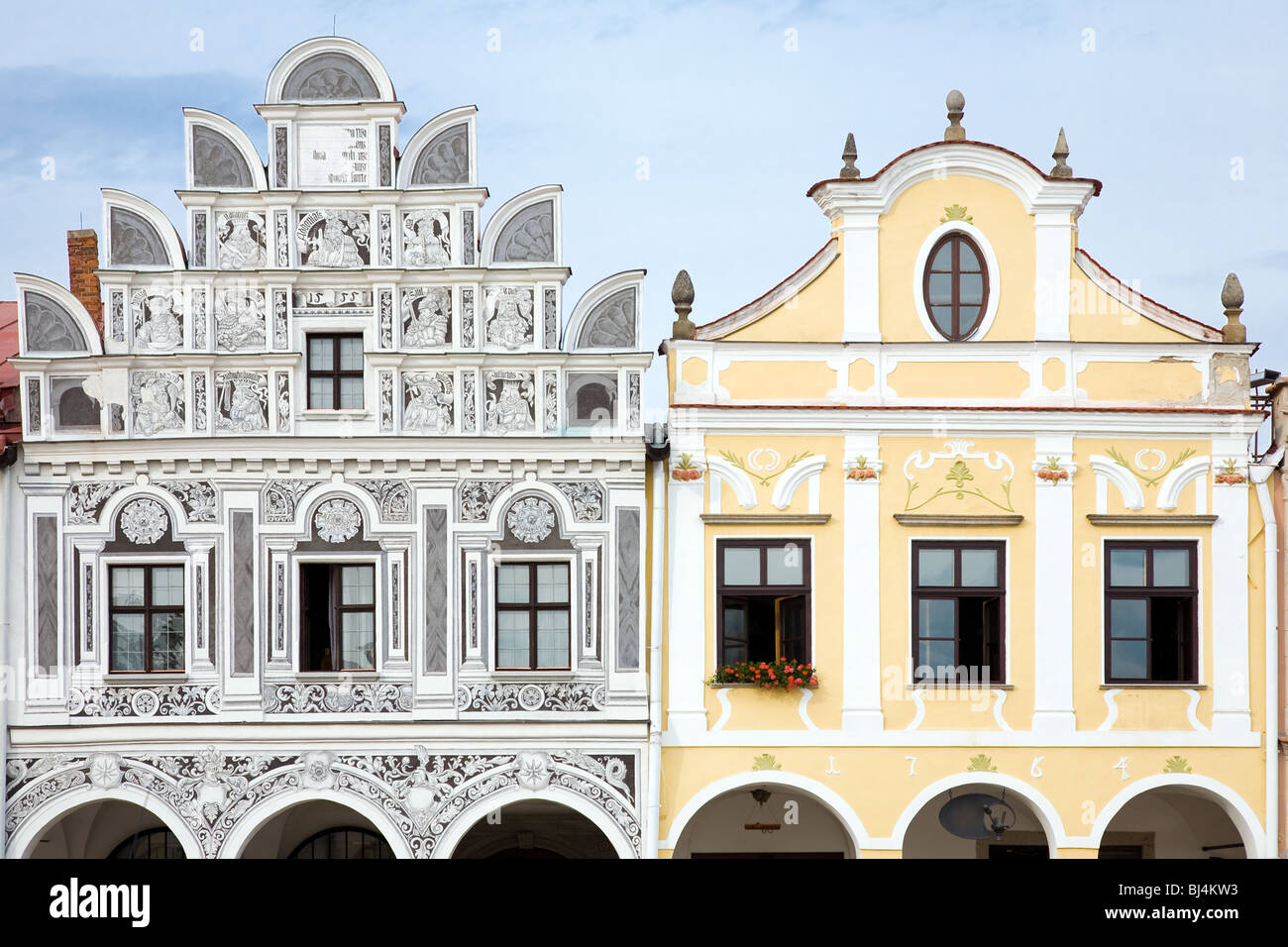 Nahaufnahme der Giebel Fassade der Stadt beherbergt mit Arkaden auf dem Platz in Telc, Böhmen - Tschechien. UNESCO geschützten Kulturerbes. Stockfoto