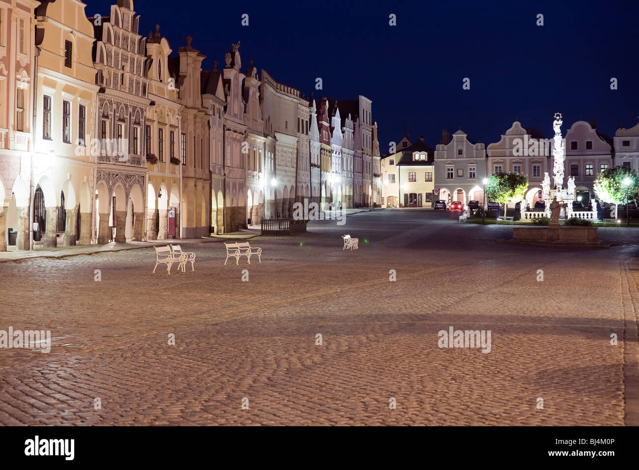 Beleuchteten Platz in Telc, Böhmen - Tschechien, mit leeren Bank während der Dämmerung. UNESCO geschützten Kulturerbes. Stockfoto