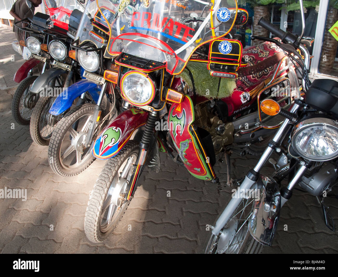 Verziert Motorräder geparkt in der kleinen Stadt Kenia in Ostafrika Stockfoto