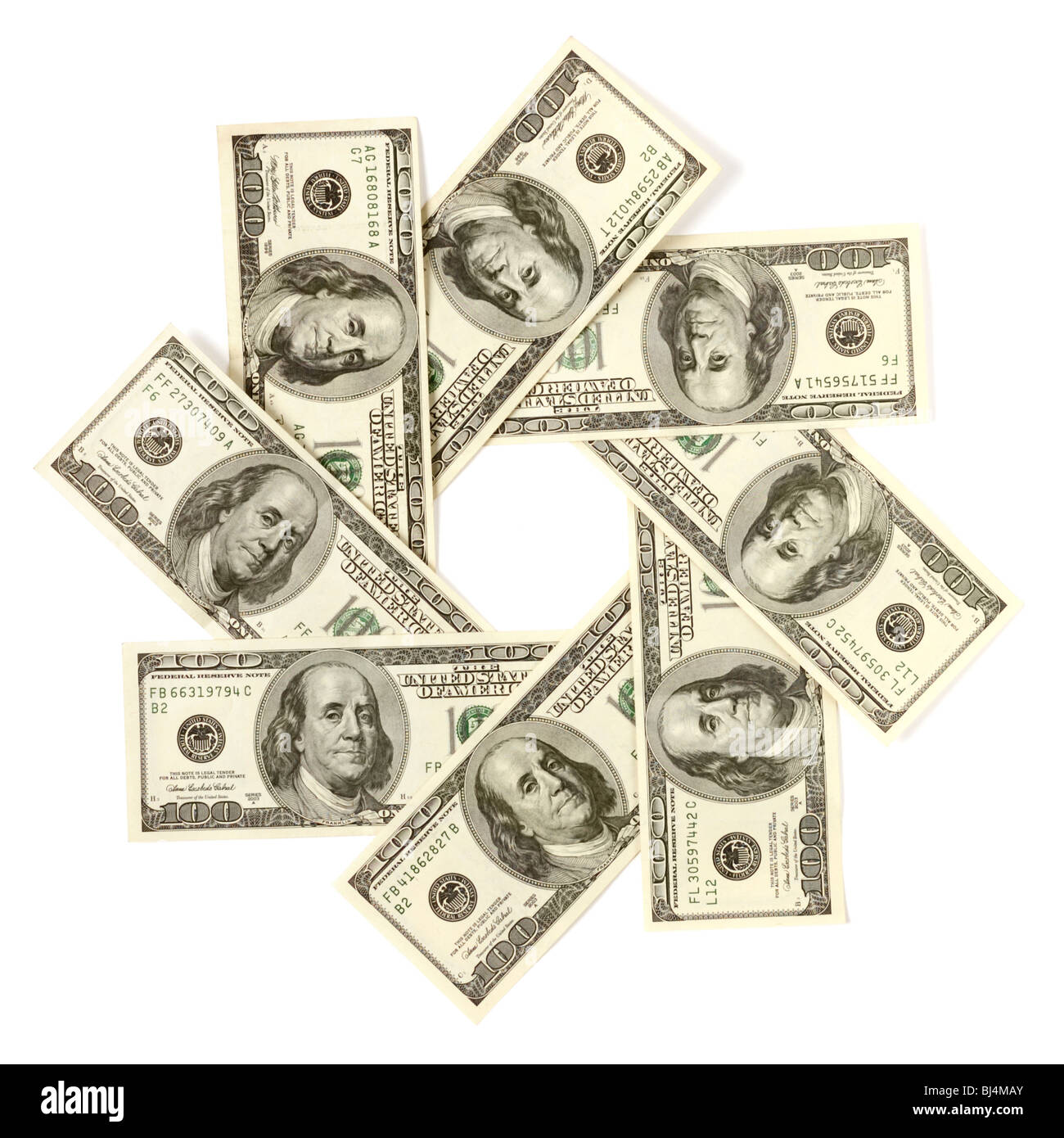 Künstlerische Muster hergestellt aus Dollarnoten Schneeflocke Stern oder Aperture isoliert mit einem Beschneidungspfad auf weißem Hintergrund Stockfoto