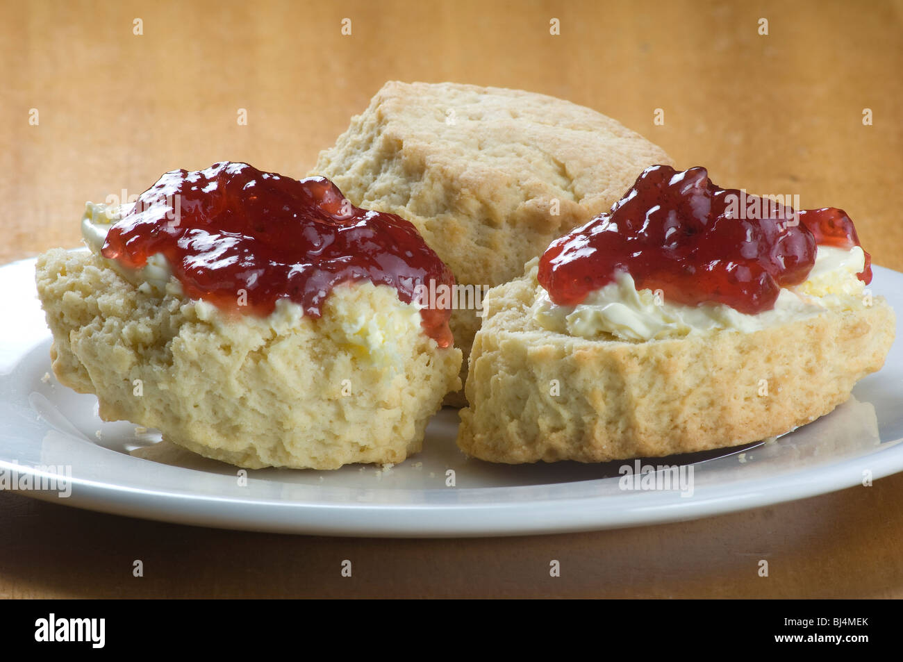 Scone mit marmelade und sahne -Fotos und -Bildmaterial in hoher ...