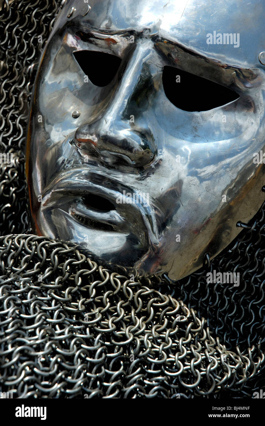 Antik Metall Helm glänzende Chrom-Maske und Kettenhemd. Stockfoto